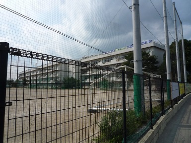 Junior high school. Niiza Municipal second junior high school (junior high school) up to 1410m