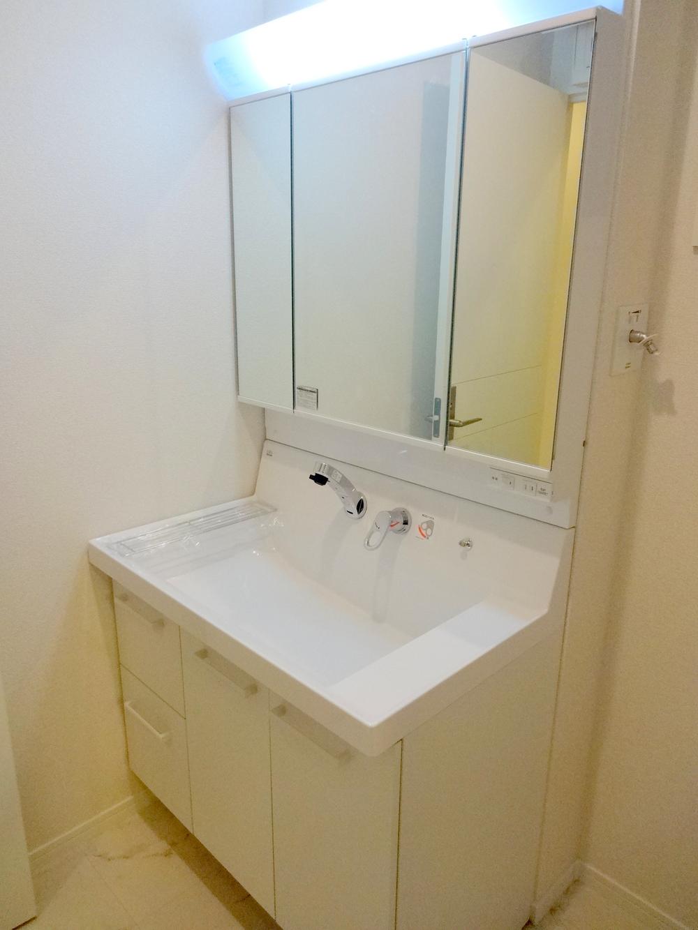 Wash basin, toilet. Indoor (11 May 2013) Shooting