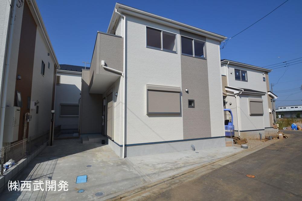 Local photos, including front road. December 2013 shooting