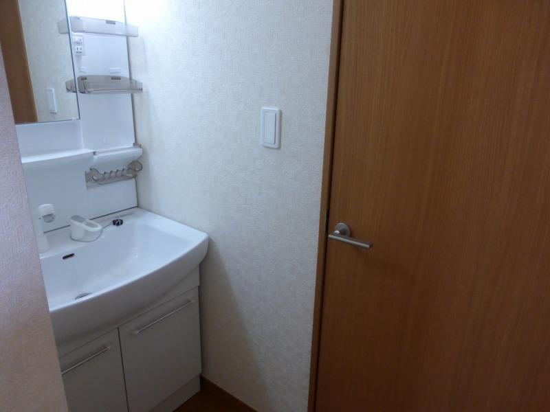 Wash basin, toilet. Building 2 Interior (October 2013) Shooting