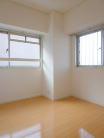 Living and room. Western-style 4.5 Pledge