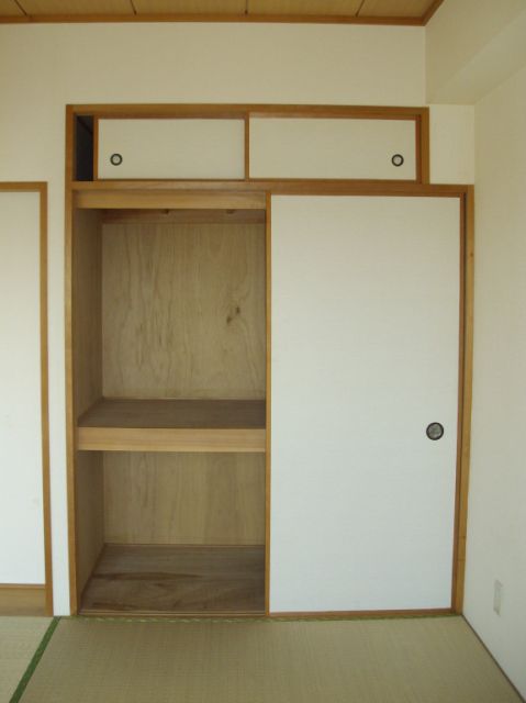 Receipt. There is also a upper closet