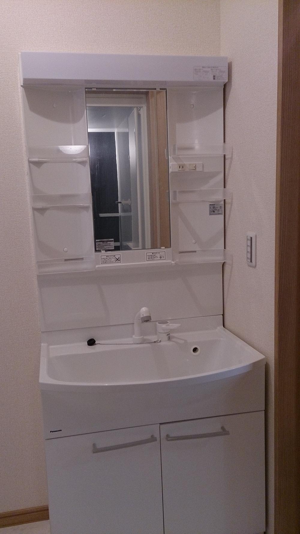 Other Equipment. The height of the wash basin is 800mm. Washing the face can also be shampoo also in a comfortable position.