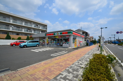 Convenience store. 100m until Thanksgiving (convenience store)