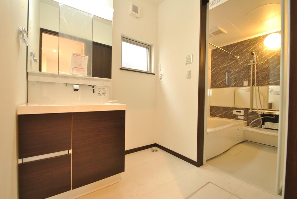 Wash basin, toilet. Indoor (11 May 2013) Shooting