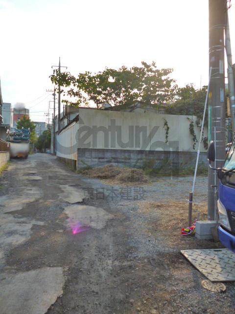 Local photos, including front road. Local (11 May 2013) Shooting