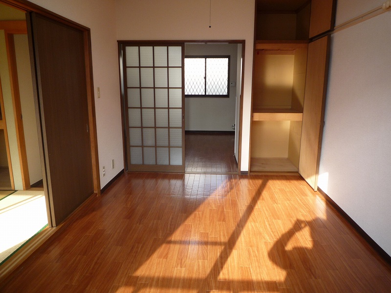 Living and room. Another Room No. reference photograph