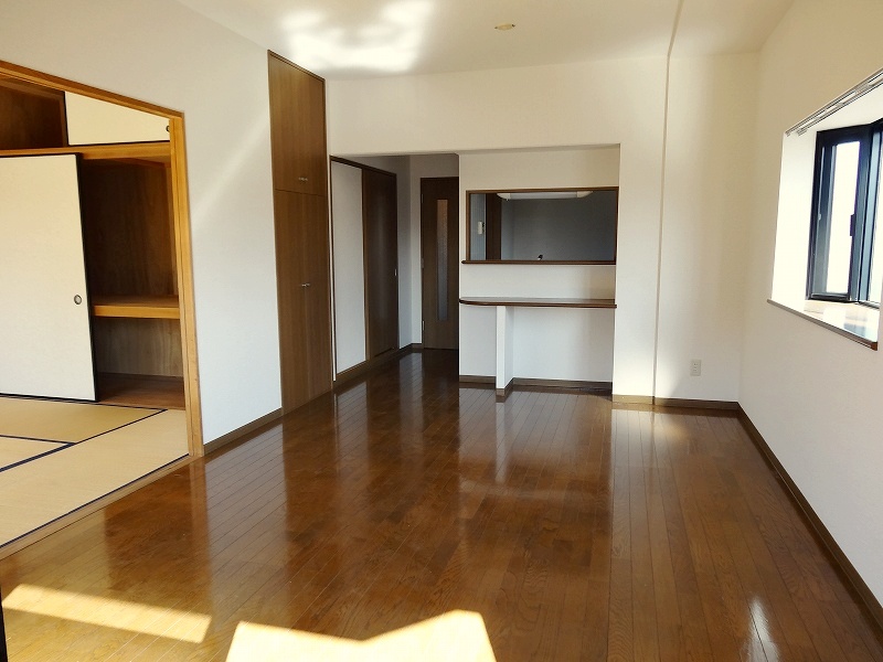 Living and room. With corner room bay window ☆