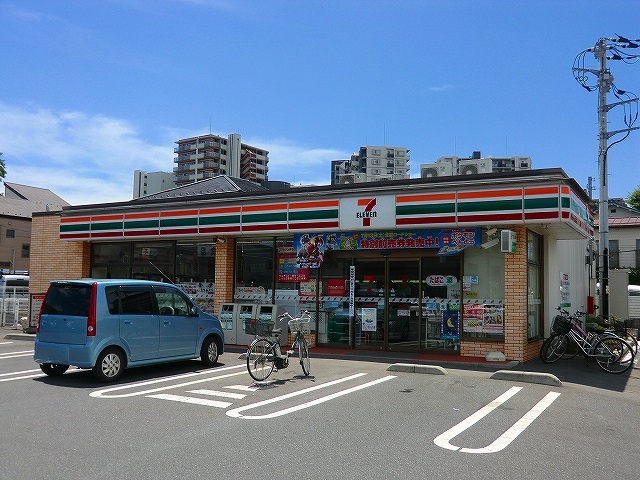 Convenience store. 450m to Seven-Eleven (convenience store)