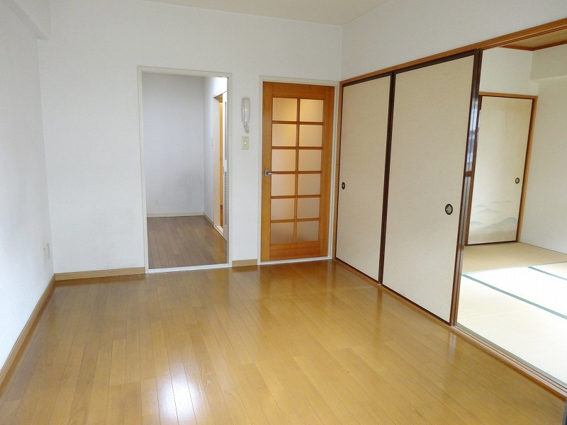 Living and room. Another Room No. reference photograph