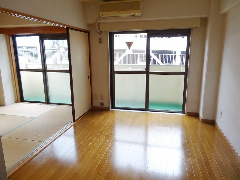 Living and room. Another Room No. reference photograph