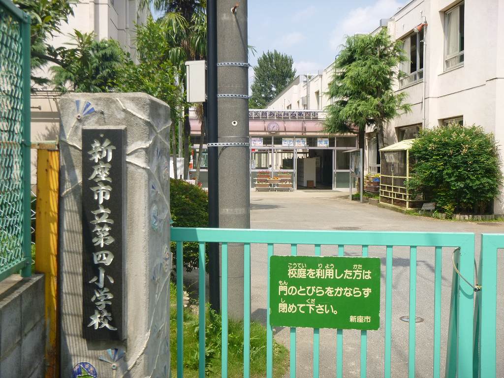 Primary school. Fourth small to (elementary school) 750m