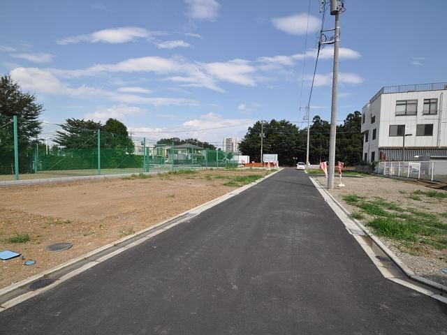 Local photos, including front road. Contact road situation