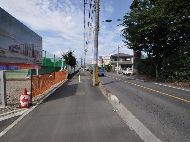 Local photos, including front road. Contact road situation