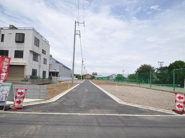 Local photos, including front road. Contact road situation