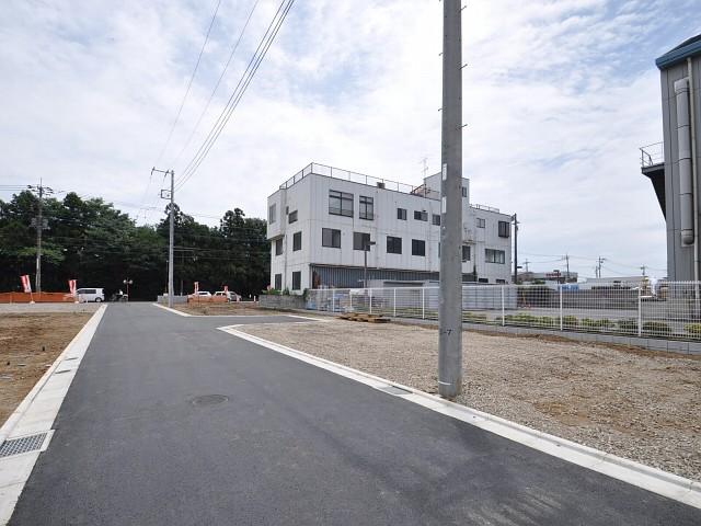 Local photos, including front road. Contact road situation