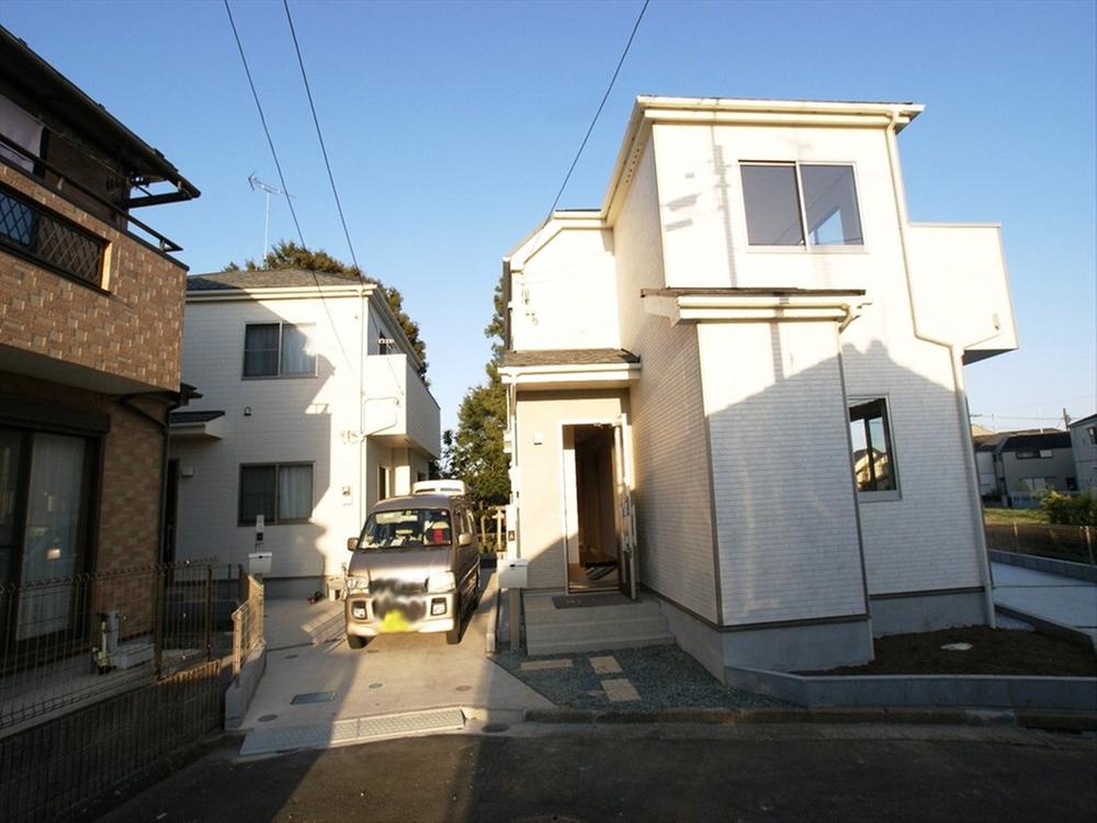 Local appearance photo. Leafy quiet residential area