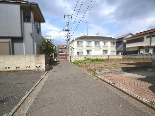 Local photos, including front road. Shinbori 1-chome front road
