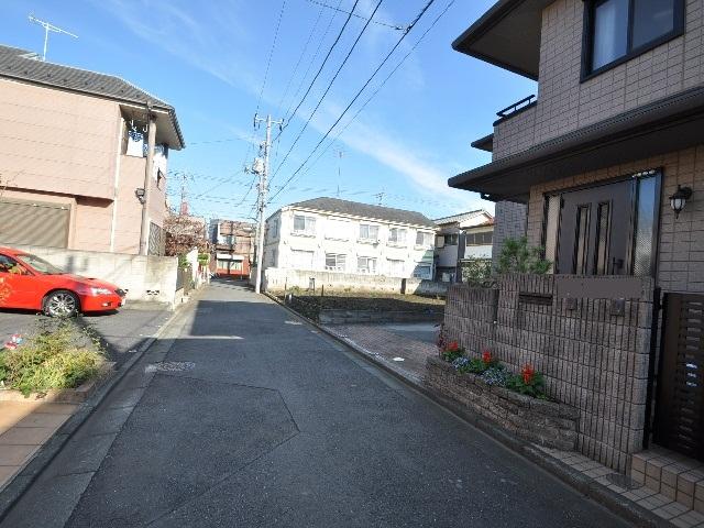 Local photos, including front road. Shinbori 1-chome front road