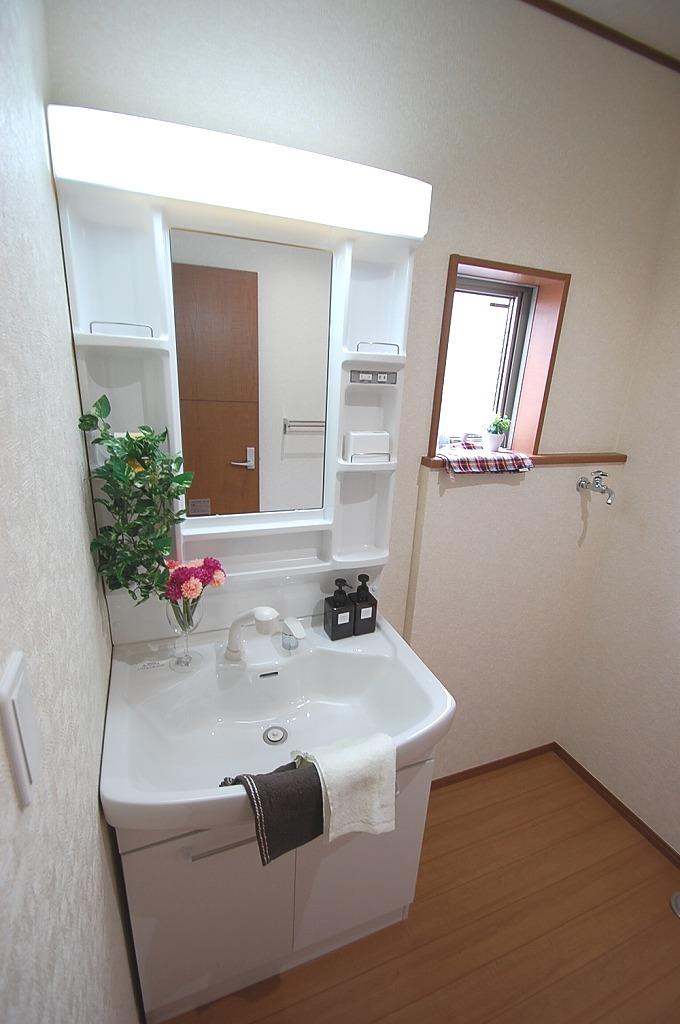 Wash basin, toilet. ☆ Vanity with happy shower feature in a busy morning (3 Building) ☆