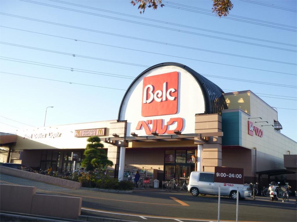 Supermarket. 10m to Berg (super)