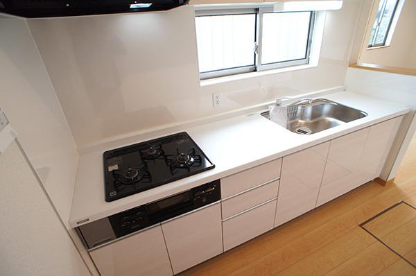 Kitchen. Bright kitchen that white was the keynote Indoor (12 May 2013) Shooting Building 2