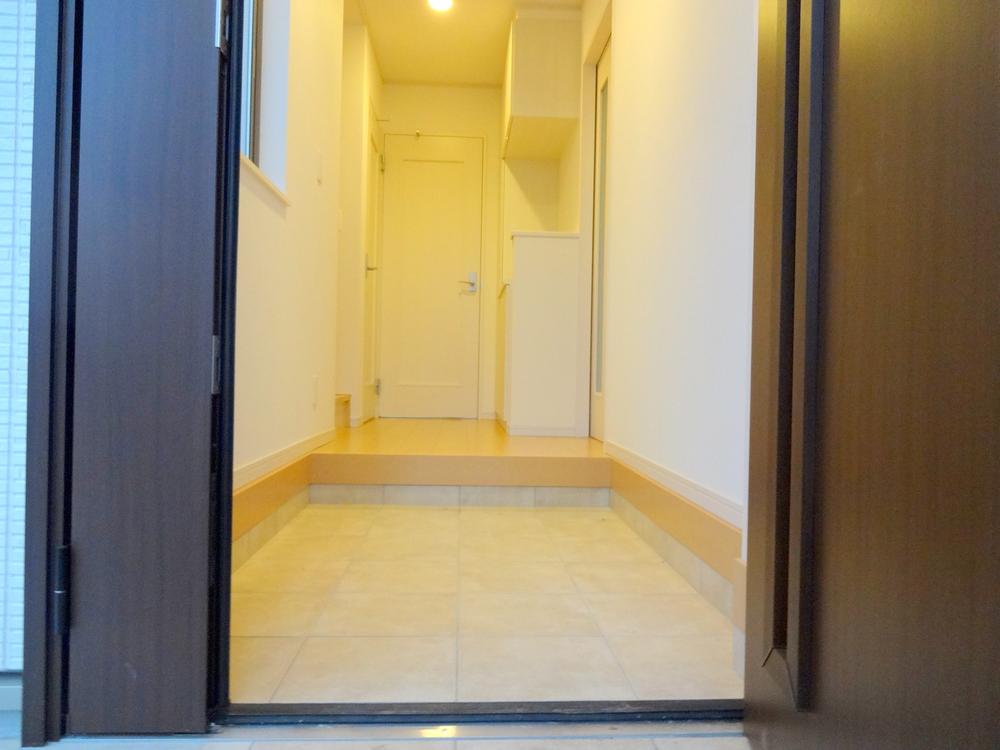 Entrance. Local (11 May 2013) Shooting