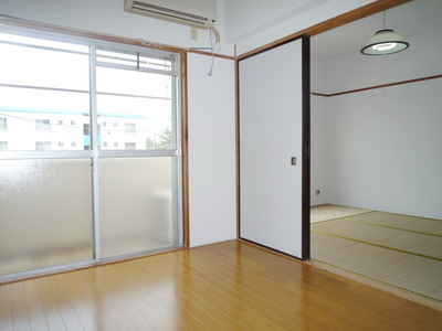 Living and room. Day is good