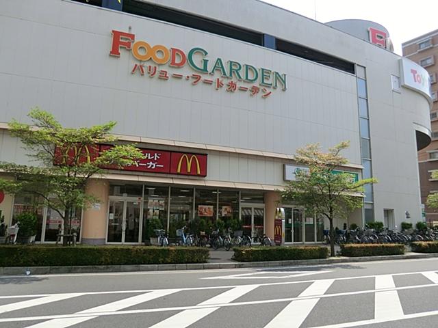 Supermarket. To La Vignes 870m