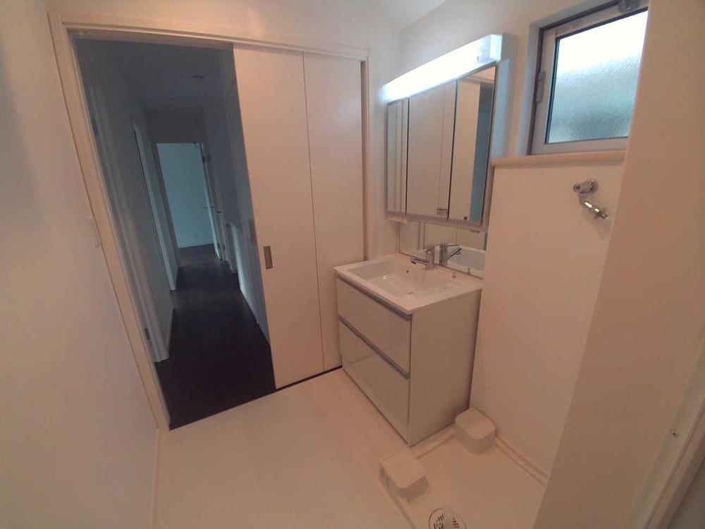 Wash basin, toilet. Indoor (12 May 2013) Shooting