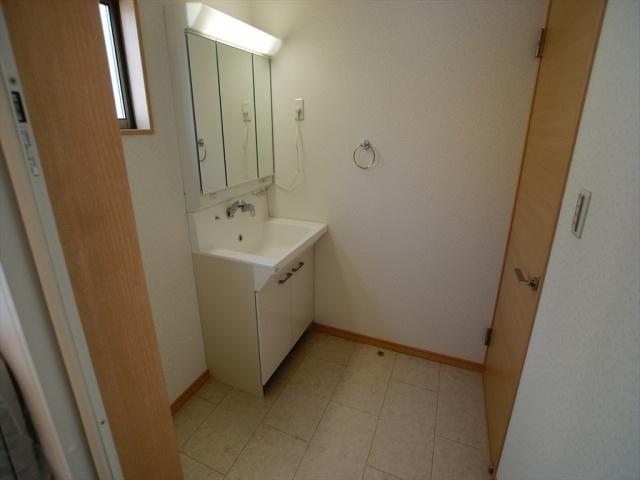 Wash basin, toilet. 6 Building