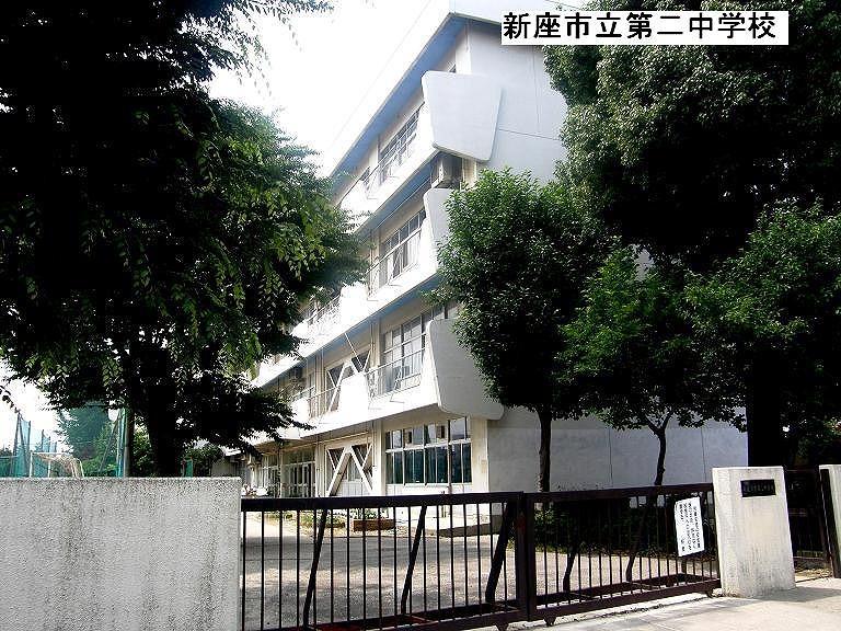 Junior high school. Niiza 990m until the second junior high school