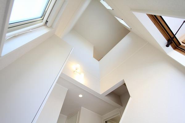 Entrance. 17 Building Entrance atrium