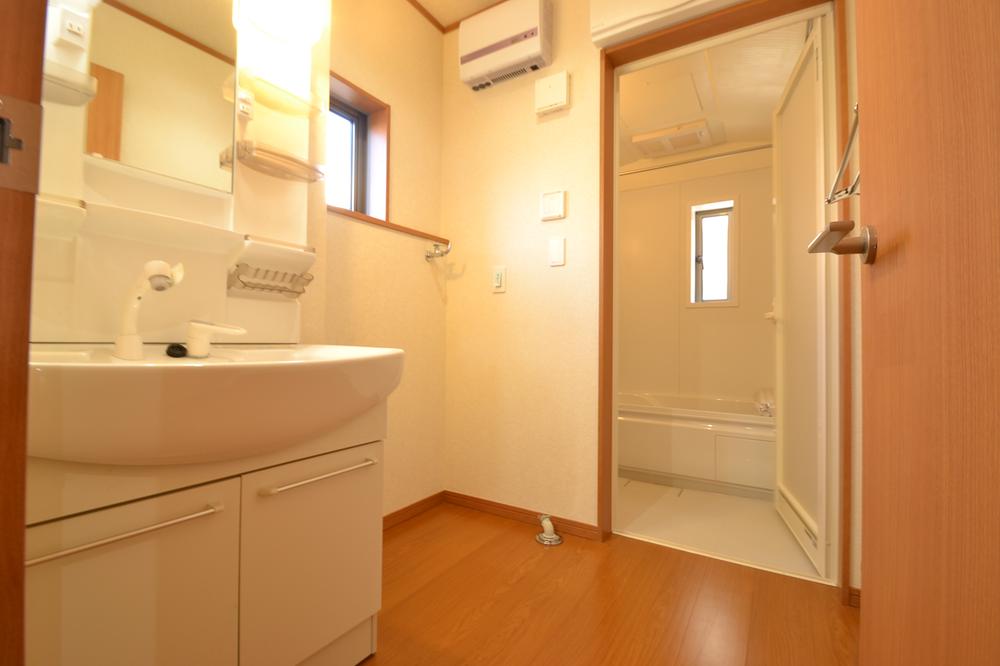 Wash basin, toilet. Indoor (12 May 2013) Shooting