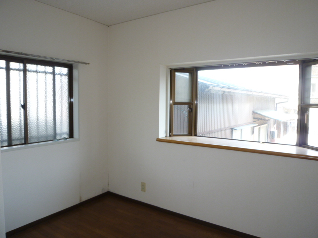 Living and room. Is another room of the same type