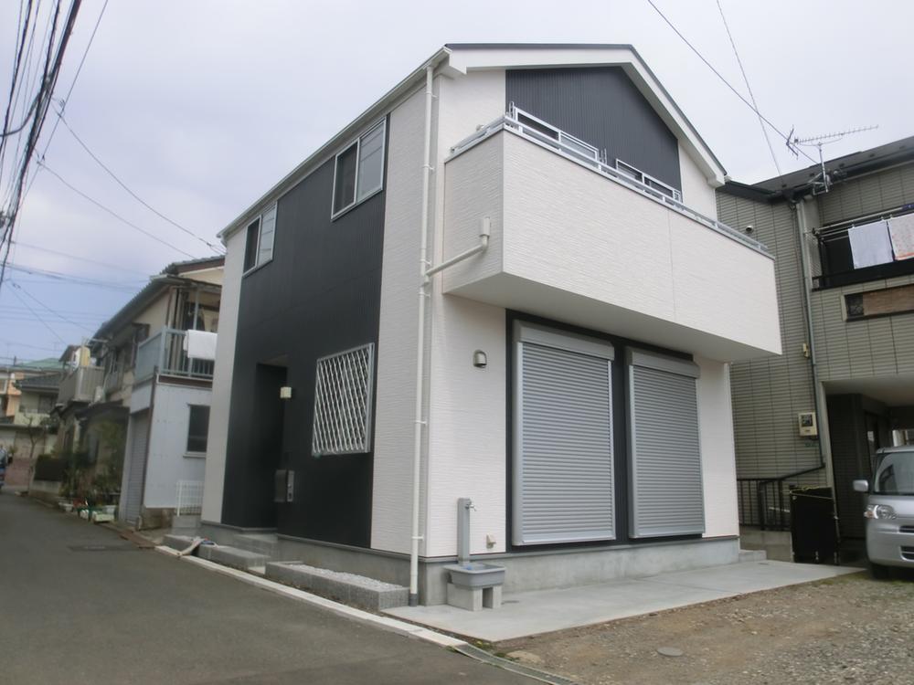 Local appearance photo. Yang per good. The building is a modern color scheme