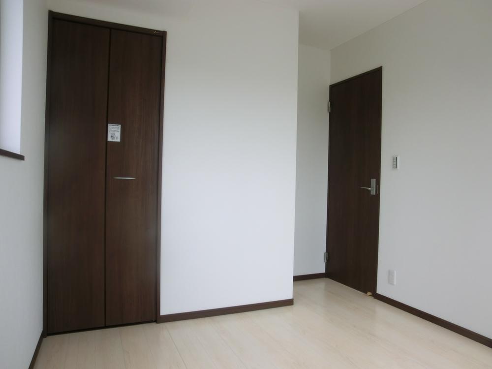 Non-living room. Flooring, Joinery also modern tone