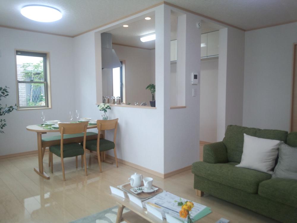 Living. Airy living-dining