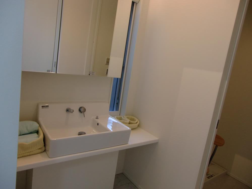 Wash basin, toilet. Indoor (10 May 2013) Shooting