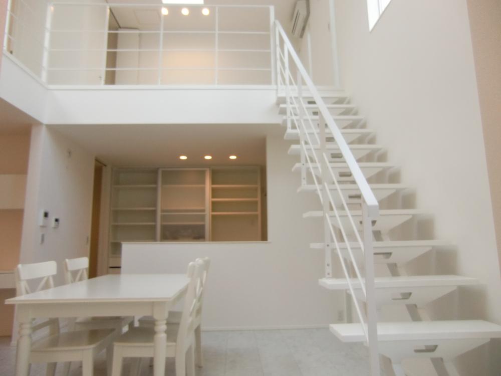 Living. LDK of year-round bright atrium is in the house