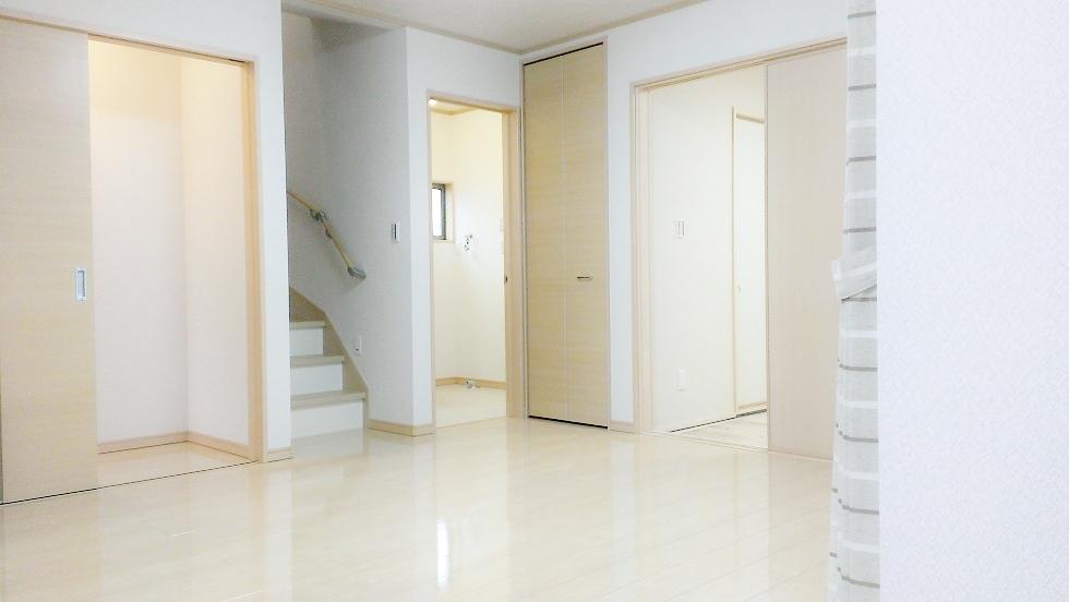 Living. Indoor (September 2013) Shooting Model house living. It is a popular living-in stairs. Since it is south road, Day is also good.