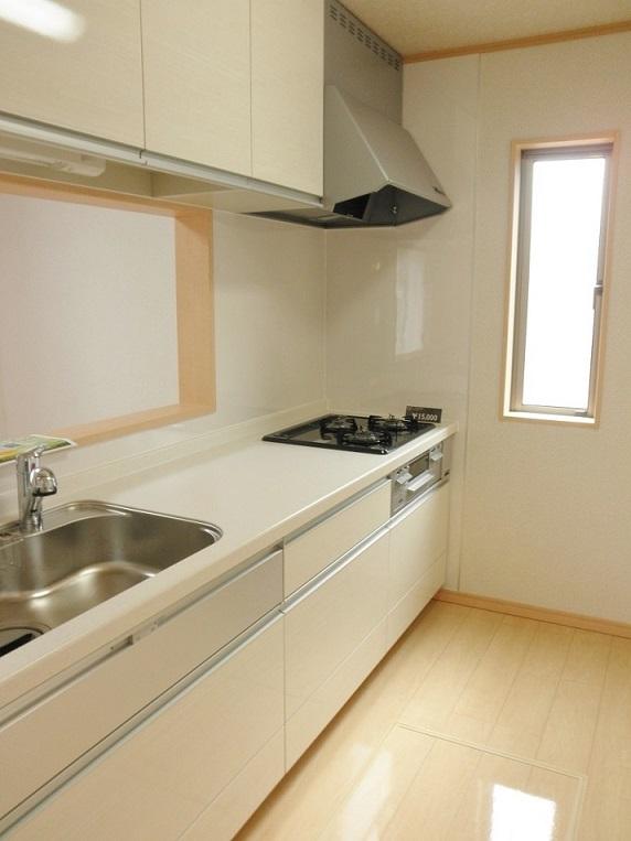 Kitchen. Local (September 2013) Shooting Popular counter kitchen. Good functionality, This is a system Kitchen slide type.