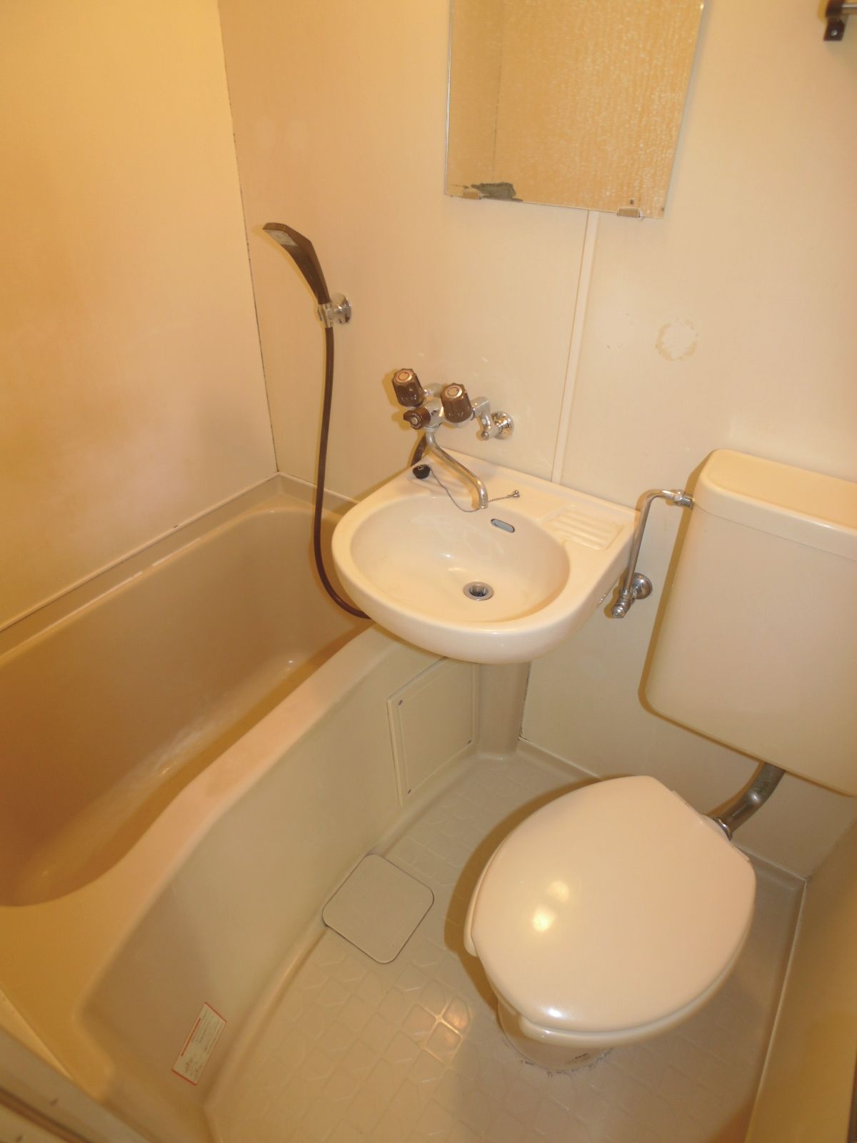 Toilet. 3-point unit bus