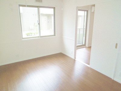 Living and room. Spacious 6.3 Pledge of bright Western-style
