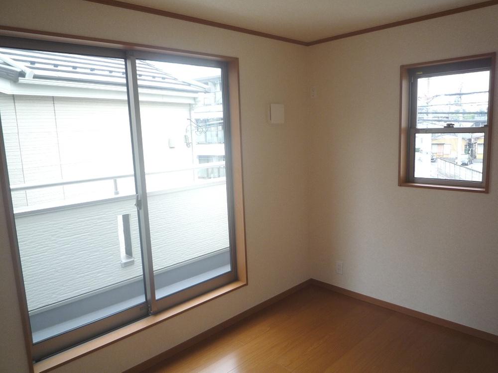 Non-living room. Small children worry. 1 Building: live with minimal step 2013 October