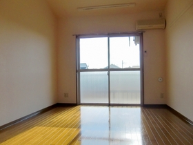 Living and room.  ◆ Light flooded the room from the southwest side ◆ 