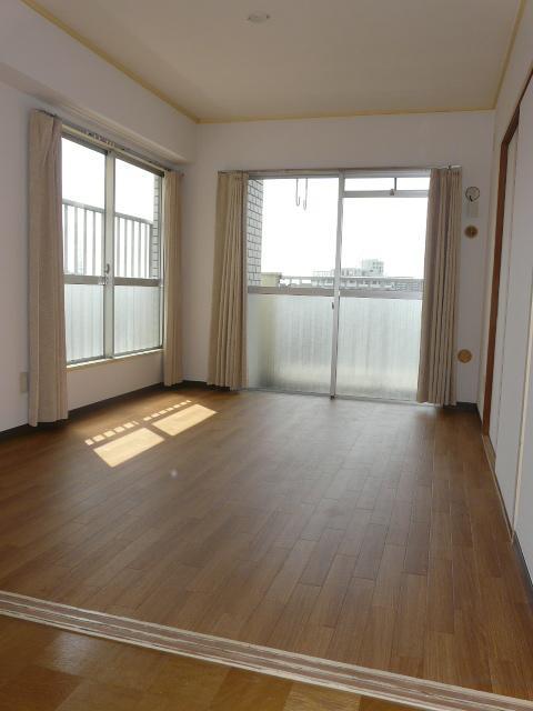 Living and room. 6 Pledge Western-style