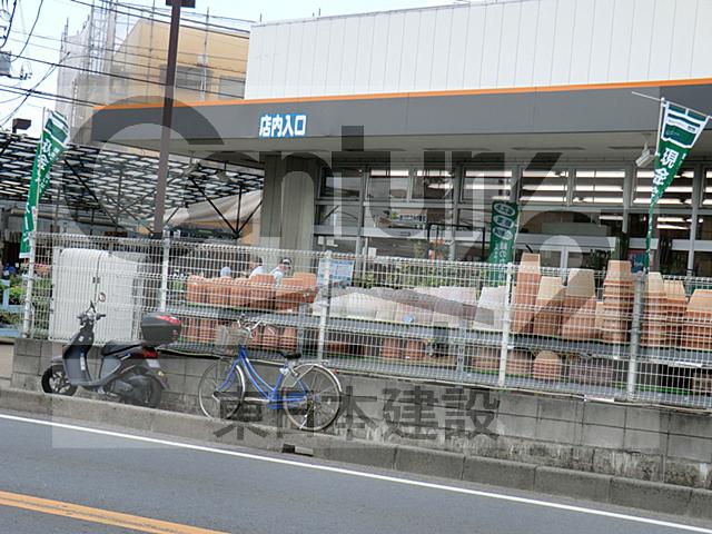 Home center. 859m to Royal Home Center Niiza store