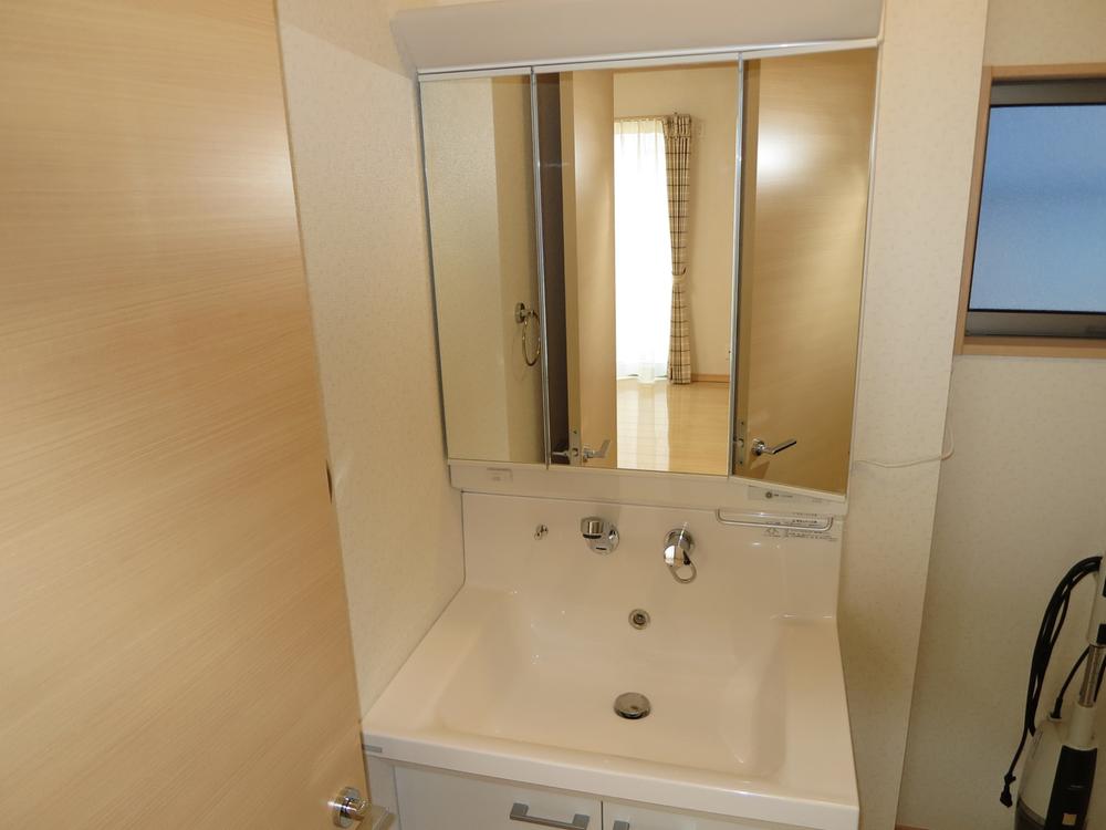 Wash basin, toilet. Local (12 May 2013) Shooting