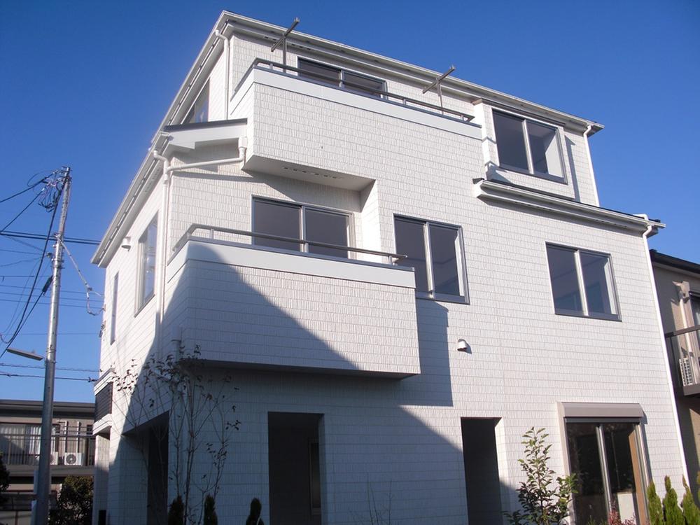 Local photos, including front road. November shooting